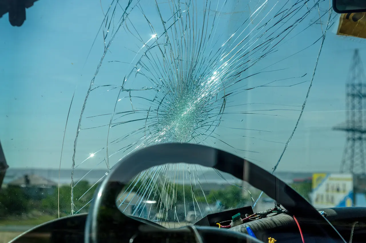 Pukotina na vetrobranskom staklu automobila