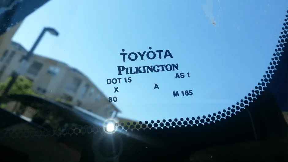 Toyota staklo sa oznakom Pilkington
