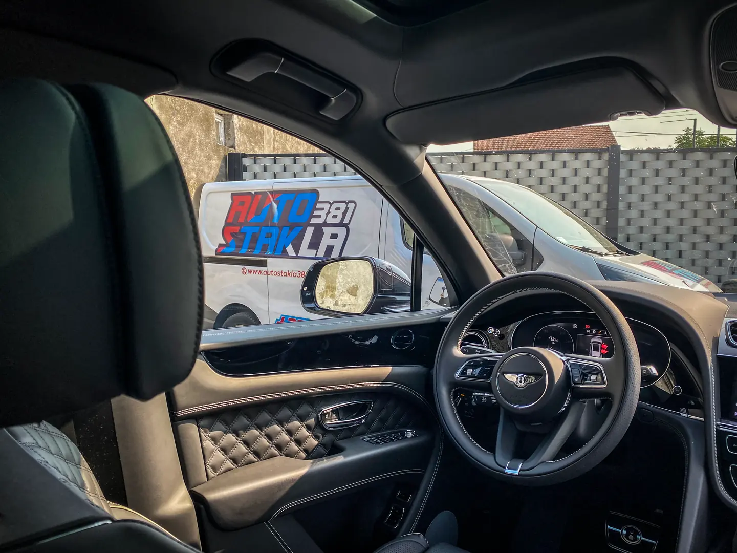 Pogled iz unutrašnjosti luksuznog automobila