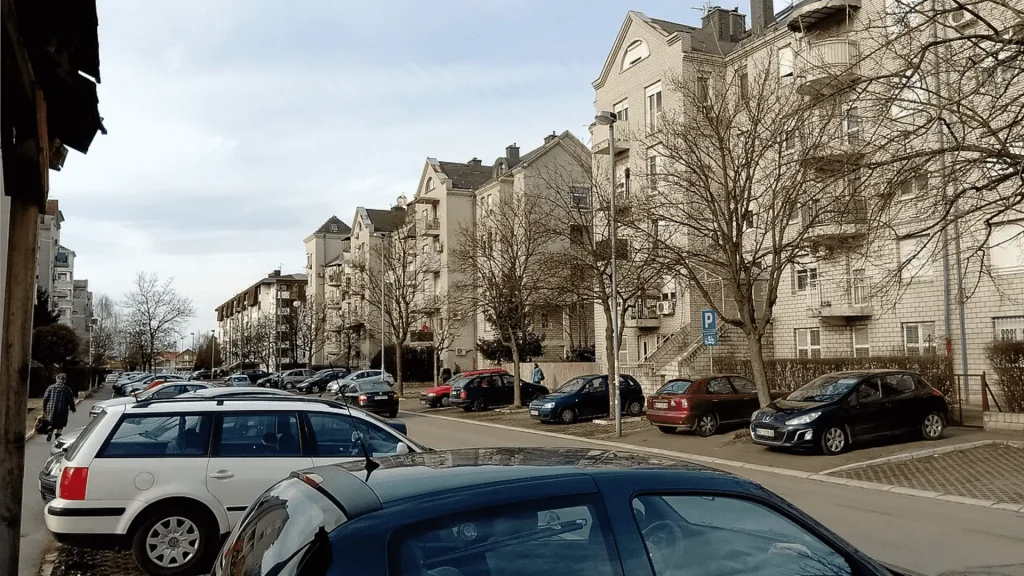 Ulica sa parkiranim automobilima i stambenim zgradama