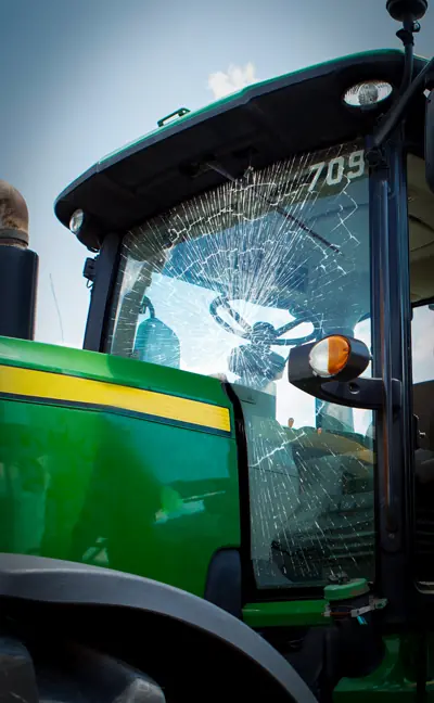 Traktor sa razbijenim vetrobranskim staklom
